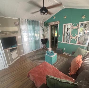 Cozy Private Cottage Only 5 miles from Disney