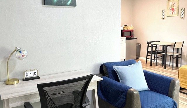 Cozy Private King Studio w Large Driveway Free Wi-Fi Kitchenette Self CheckIn