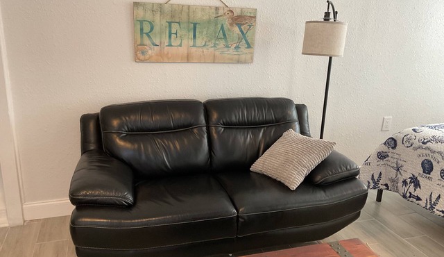 Cozy Romantic getaway at the Pelican Studio