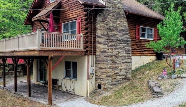 Cozy Rustic Log Cabin minutes to Raystown Lake, 7 Points boat launch. in Hesston