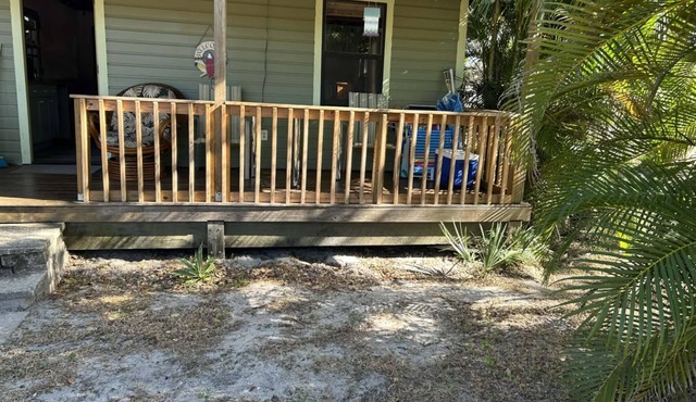 Cozy studio in vibrant Sarasota, steps from Siesta waters, AC, WiFi