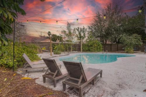 Cozy tropical house w pool & tiki patio