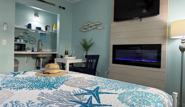 Cozy Tropical King Studio with Kitchenette in Bonita Springs