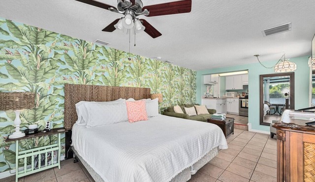 Crane Creek Inn Dolphin Suite: Waterfront Pool!