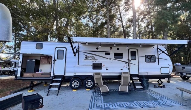 Daisy Duke - Camper for Rent, Delivery Available in Anderson