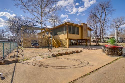 Deck & Fire Pit! Cabin Half-Mi to Tunica Lake in Tunica