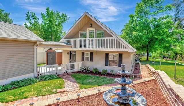 Delight on the Dock at the Edgewater Inn on Lake Hartwell in Anderson