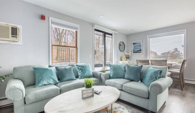 Deluxe 3-Bedroom Apartment with on-site parking