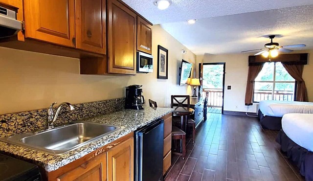 Deluxe Suite with Kitchenette and Balcony, Steps to Rodeo and Pool! 253