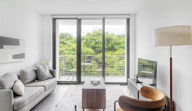 Deluxe Upper East Side 1BR w/Gym, Pool & W/D, nr Mimo, by Blueground