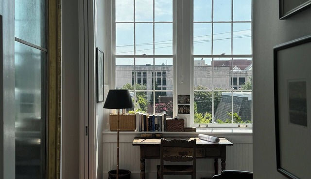 Designer's Historic Downtown Pied a Terre near Broad. Private Parking 30-day min