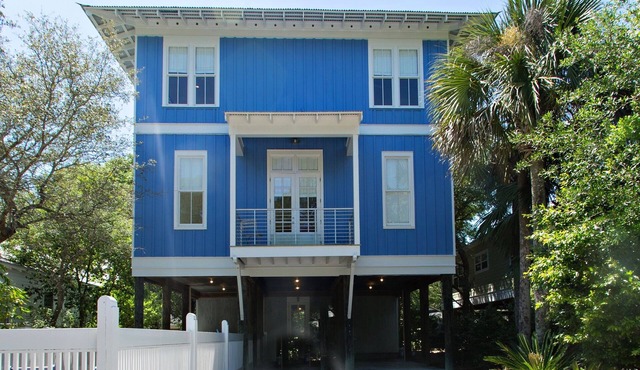 Dog Friendly +5 minute walk to PUBLIC BEACH & Red Bar +Private Pool +Bikes