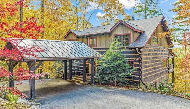 Dog-friendly, upscale cabin with gourmet kitchen, deck, hot tub & bocce court