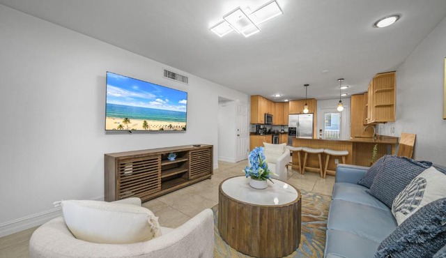Downtown Naples Retreat - Walk to 5th Ave & Beach