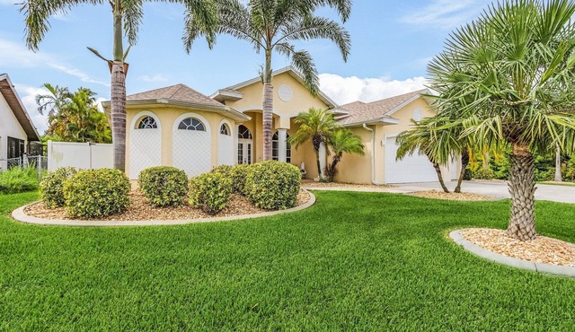 Dream villa with tropical garden on the canal