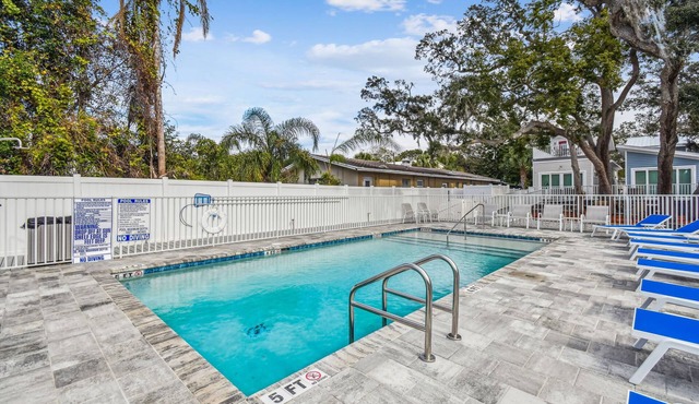 Dunedin Bungalow and Cottage Combo/Sleeps 10! Walk or Bike to Downtown Dunedin!