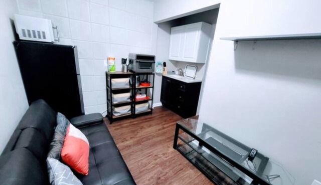 E9th entire 1 bedroom place with kitchenette