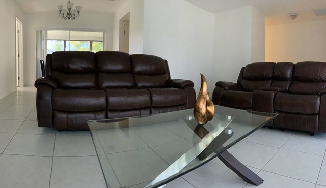 Ed & Hilda's Centrally located, Spacious and Relaxing Retreat