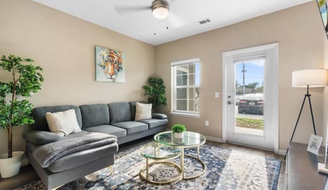 Elegant 1BR/1BA Condo with Pool, Gym and Laundry
