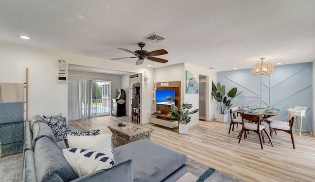 Elegant 4BR Retreat close to Siesta Key!