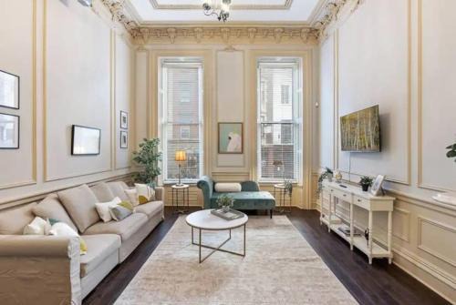 Elegant Victorian Centre City 1 BR Apartment
