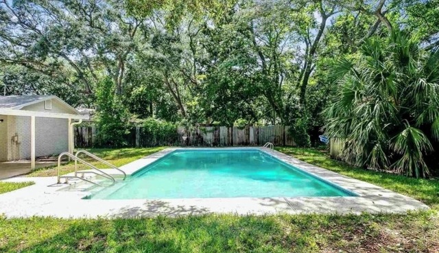 🌴 Emerald Heart Cottage – Private Pool, Sleeps 13, 5 Min to Pensacola Beach!