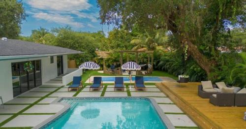 Entertaining Villa w Pickle Ball & Mini Golf, Grill