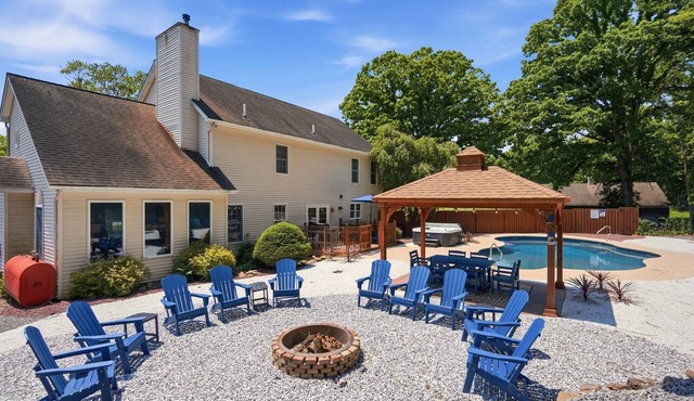 Escape to this private Hudson Valley estate featuring a seasonal pool, hot tub, hidden speakeasy, and room for up to 14 guests. Minutes from West Point, wineries, hiking, and Storm King—perfect for family vacations and group getaways.