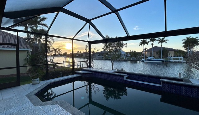 Executive Waterfront Home/10 day minimum stay