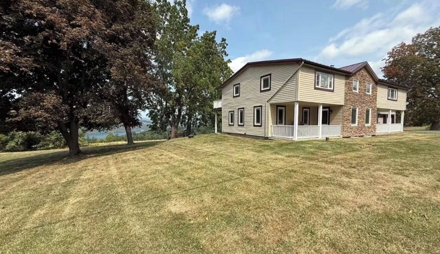 Fabulous 6-bedroom house with gorgeous Keuka Lake views in charming Hammondsport