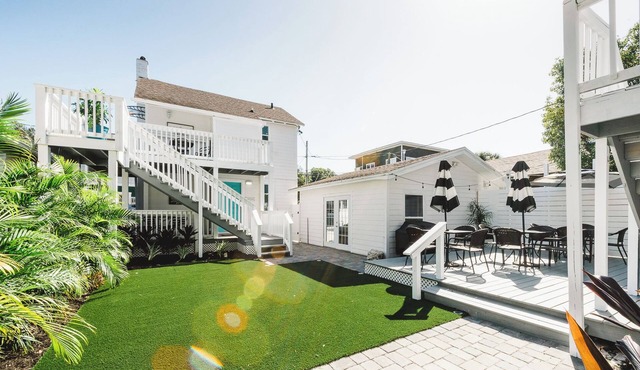 Families and Friends Stay Together in a Historic Uptown Large Bungalow, Downtown