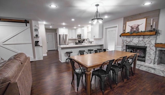 Family Friendly Cozy 3BR Fireplace Patio Fully Fenced Sleeps 8