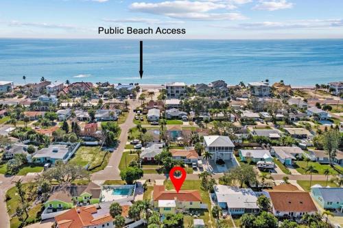 Family Fun at Nonna's Beach Cottage! Enjoy the Sunshine with a Short Walk to the Beach and cool off in the Small Pool!