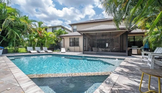 Family home in gated community 4 mins from beach!