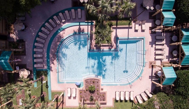 Fantastic one-bedroom Apartment, 4 pools, 2 hot tubs, Free Shuttle to the Parks
