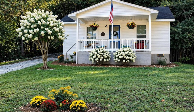 Firefly Cottage, a charming 2-bedroom cabin in Hendersonville, NC