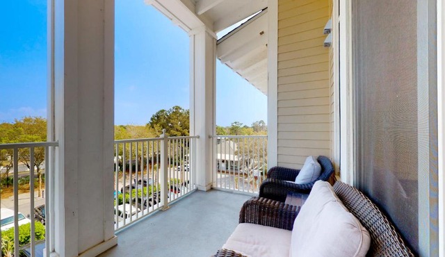 Fourth-floor studio with shared pool fast WiFi washer&dryer & central AC