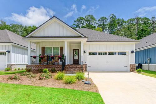Fully-Fenced Backyard l Perfect for Families and Groups in Saint Peter