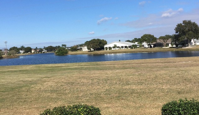 Fully furnished 2-bedroom house on Lake in Sun City Center, community pool