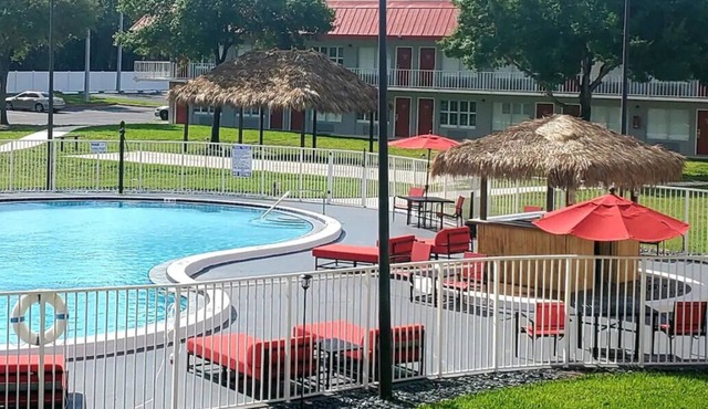 Fun Days Ahead! 3 Pet-friendly Units w/ FREE Bfast & Parking, Outdoor Pool!