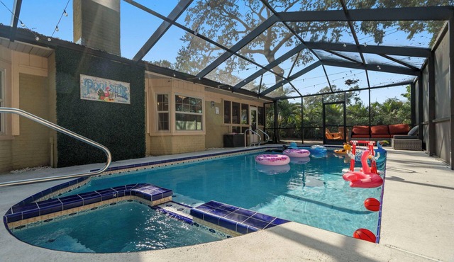 Game House Oasis with Heated Pool & Hot Tub, 12 min to clearwater beach