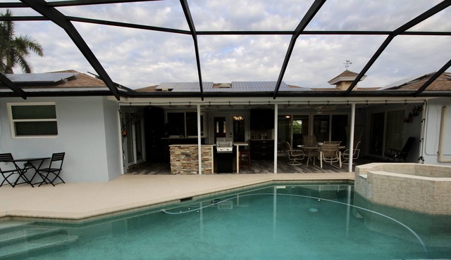 GEM: Pool/Spa; dog area; bike to beach, golf, parks, shops, dining.Awe-Location!