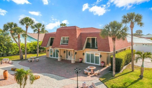 Golden Beach Retreat - The Great White