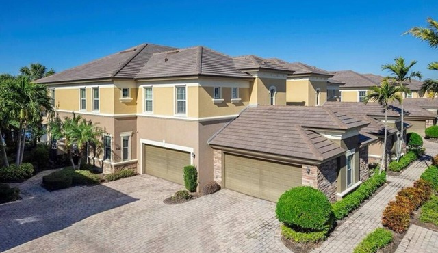 Golf/Lake View 2 Bed+Den Coach Home In Amenity Rich Community, the Quarry!