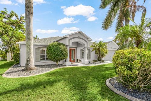 Gorgeous 4 Bedroom Waterfront Home with Private Pool and Large Kitchen