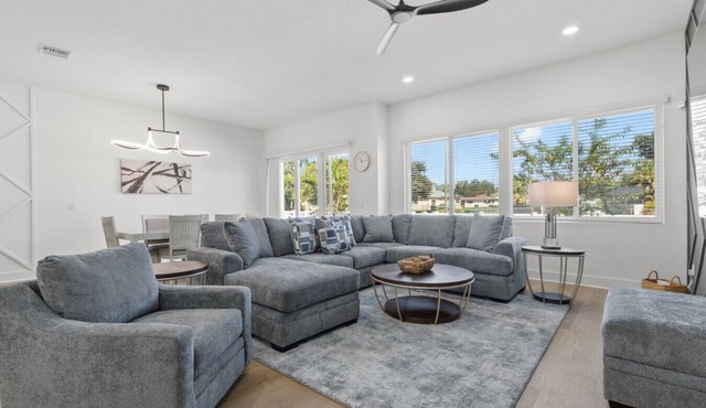 Great for Large Groups! 2 Immaculate Homes In West Tampa, Just 1 Mile from Ray-J