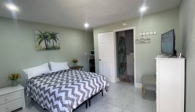 Great Location Studio West Palm Beach, near PBI Airport.