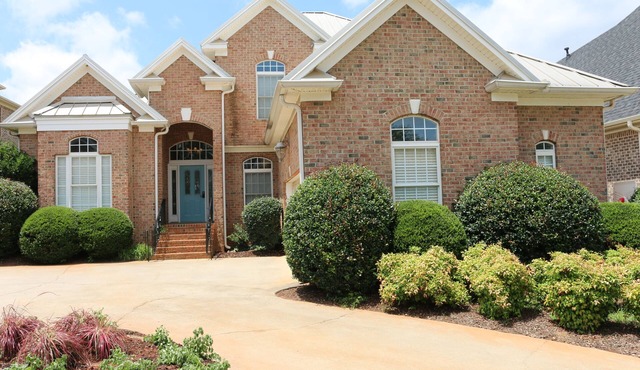 GREENVILLE, SC WATERFRONT EXECUTIVE HOME -WIFI GAME RM/STUDY GREAT VIEW