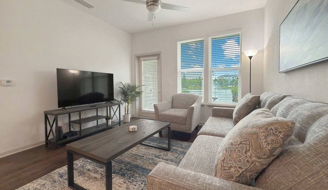 Ground-Floor Luxury 2 BR with Pond and Pool Views