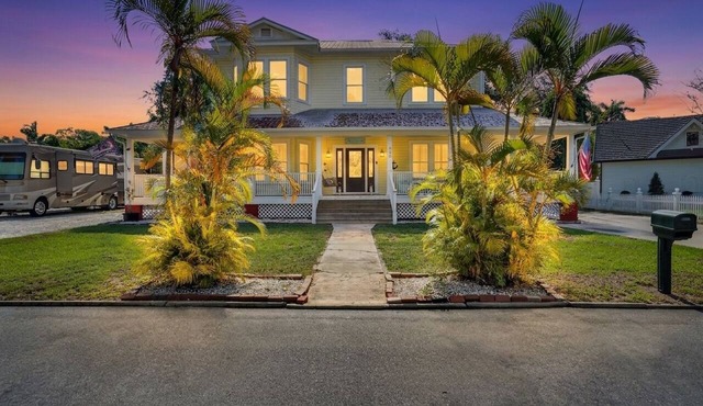 Group Oasis: Pool, Hot Tub & 6 Queen Beds